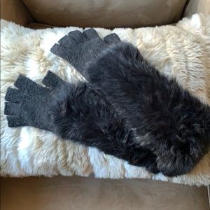 Minnie Rose Fur Cashmere Black Fingerless Gloves